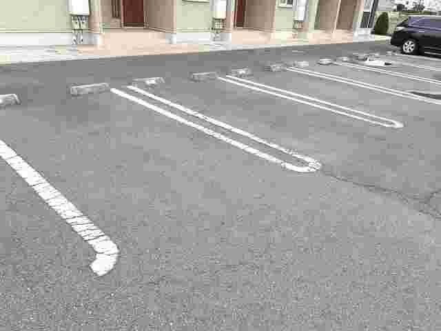 メゾンポワールⅣの駐車場