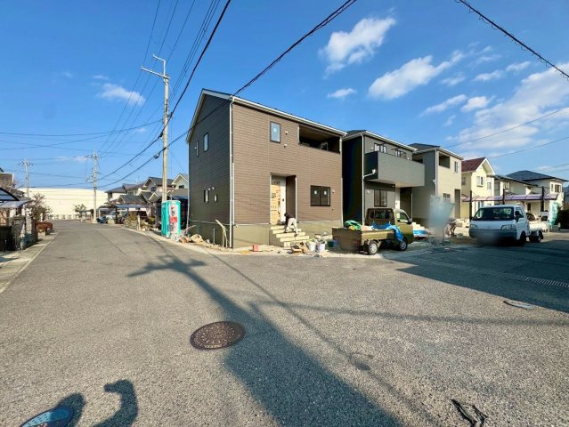 野洲市上屋1号棟　新築戸建ての前面道路含む現地写真