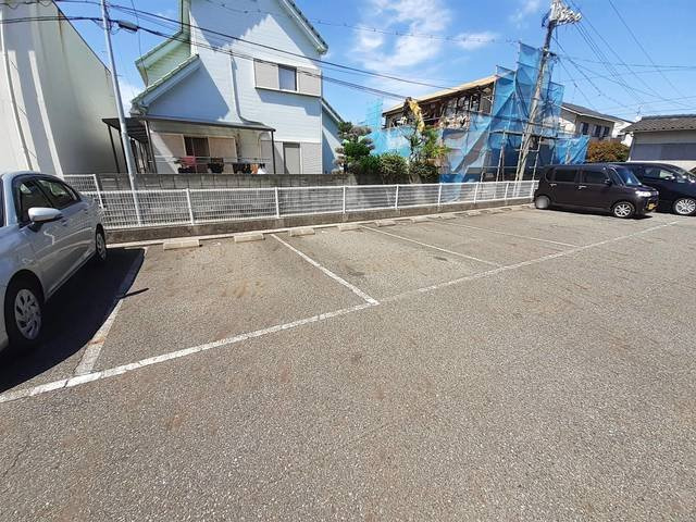 メゾンドエスペランスⅢ番館の駐車場
