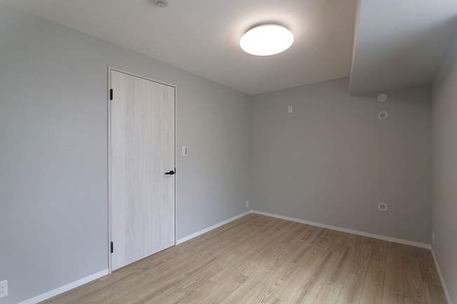 【洋室】 | 豊中柴原シティハウス | 洋室6.0帖。全居室がフローリングで繋がり、お掃除もラクラク。家具の移動もスムーズで、模様替えも気軽に楽しめそうですね！