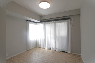 【洋室】 | 豊中柴原シティハウス | 西向きバルコニーへ出入り可能な洋室5.3帖。バルコニーに面したお部屋は、大きなお布団などもサッと干せて便利です！