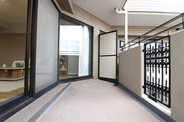 【バルコニー】 | 豊中柴原シティハウス | 南東向きバルコニー。椅子やテーブルを設置できるゆとりの広さ。晴れた日には外で読書も気持ち良さそうですね。