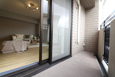 【バルコニー】 | 豊中柴原シティハウス | LDKは南西向きバルコニーにも面しております。日中は照明なしでもお過ごしいただけそうですね。ぜひ一度、現地をご覧ください。