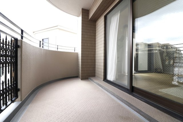 【バルコニー】 | 豊中柴原シティハウス | 洋室2部屋に面した西向きのL字型バルコニー。お仕事やお勉強の合間に外の空気を吸ってホッと一息、リフレッシュも！