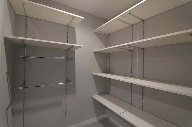 【収納】 | 豊中柴原シティハウス | 大容量のシューズクローク。可動棚仕様で収納する物の大きさに合わせられます。お気に入りのスニーカーも大切に保管できそうですね。