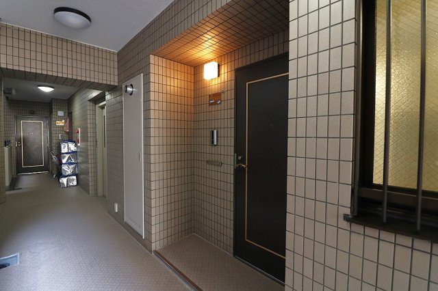 【玄関】 | 豊中柴原シティハウス | エントランスはオートロック付き！非対面で対応ができるモニター付きインターホンを採用し、快適な暮らしを守ってくれます。