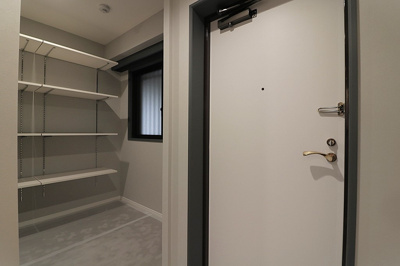 【玄関】 | 豊中柴原シティハウス | 脱いだ靴をすぐに片付けられるシューズクローク付きの玄関。お客様をお迎えする空間をいつでも綺麗に保てます。