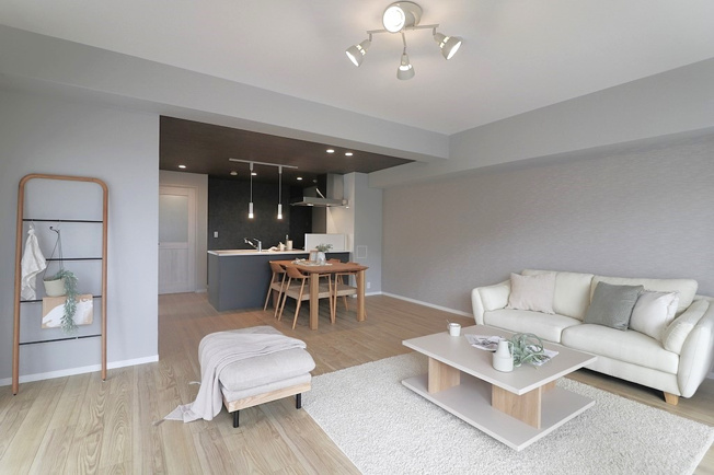 【居間・リビング】 | 豊中柴原シティハウス | 木目調のフローリングが、柔らかな印象を与えてくれています。※設置されている家具・小物・照明はディスプレイ用です。家具・照明付き販売ではございません。