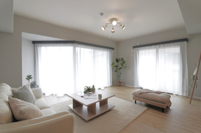 【居間・リビング】 | 豊中柴原シティハウス | 南東面と南西面に大きな掃き出し窓を採用！たっぷりと採光を取り込め、明るく開放感溢れる憩いの空間です。