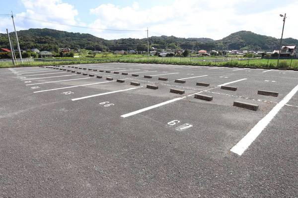 ビレッジハウス楠Ⅱ2号棟の駐車場