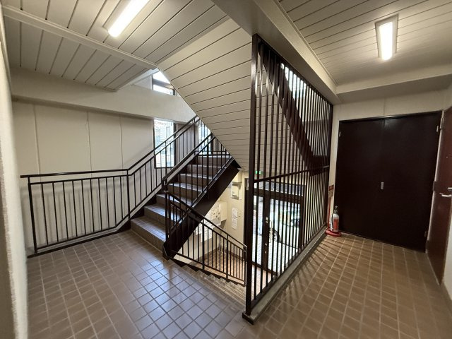 ロゼ幸町B棟のロビー