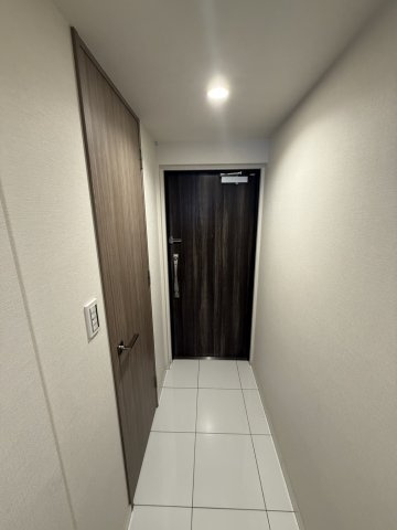 プレサンスロジェ伏見の玄関|シューズインクロゼット付きの玄関です。