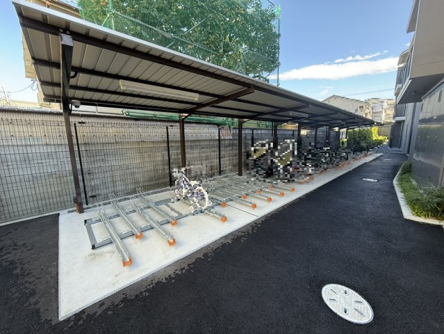 プレサンスロジェ伏見の駐輪場|敷地内の駐輪場です。