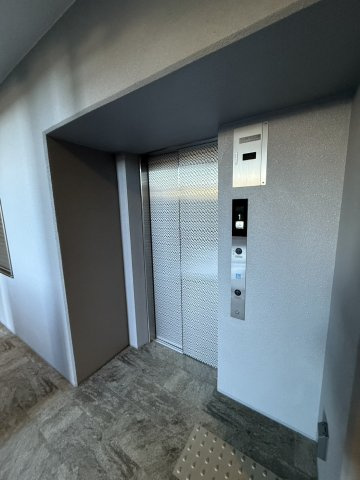 プレサンスロジェ伏見のその他共用部分|エレベーターです。