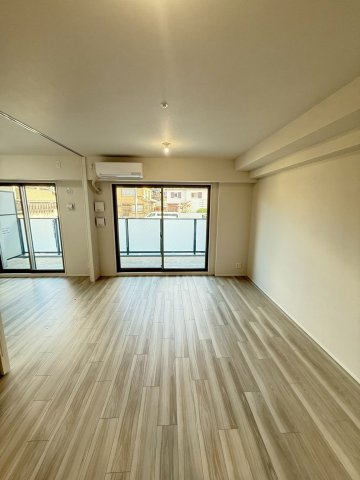 プレサンスロジェ伏見の居間・リビング|約13.6帖のLDｋです。リビングダイニングには床暖房が備わっています。