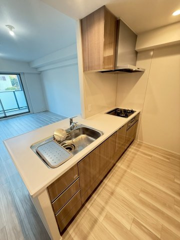 プレサンスロジェ伏見のキッチン|3口ガスコンロのシステムキッチンです。食洗機付きです。