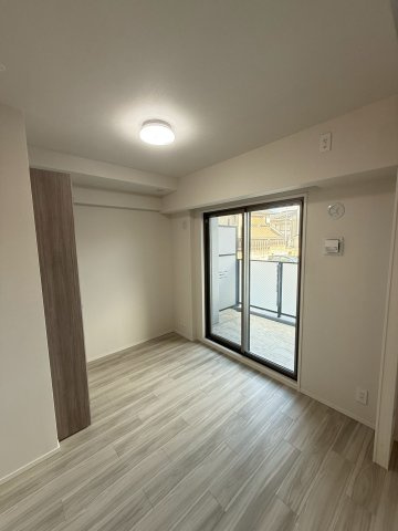 プレサンスロジェ伏見の洋室|約4.5帖の洋室です。南東側のバルコニーに面しているため採光が望めます。