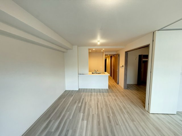 プレサンスロジェ伏見の居間・リビング|約13.6帖のLDｋです。リビングダイニングには床暖房が備わっています。