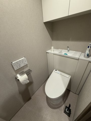 プレサンスロジェ伏見のトイレ|お手洗いです。収納棚が充実しています。