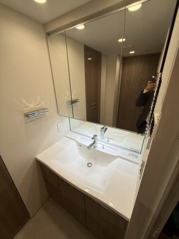 プレサンスロジェ伏見の独立洗面台|三面鏡の独立洗面台です。