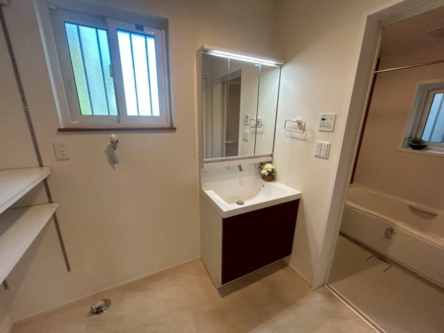 乙訓郡大山崎町円明寺鳥居前の独立洗面台|収納棚・洗濯機置き場がございます。