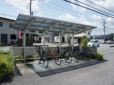 【その他共用部分】 | エルヴァージュB | 屋根付きの駐輪場があります♪