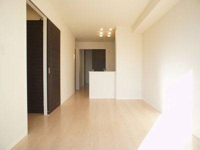 【居間・リビング】 | エルヴァージュB | 快適に過ごせるエアコンが付いています♪