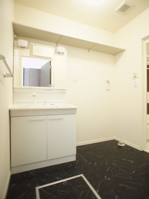 【洗面所】 | エルヴァージュB | 洗髪洗面化粧台と洗濯機置き場があります♪