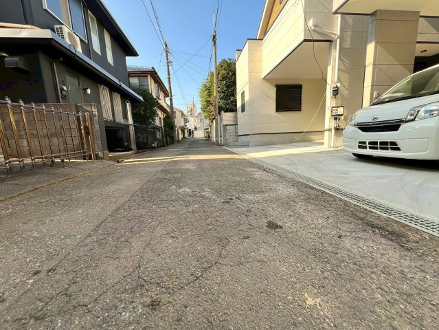 西東京市谷戸町３丁目　新築一戸建　西武池袋線　ひばりヶ丘の前面道路含む現地写真