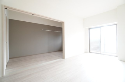 【居間・リビング】 | Au Soleil CHIBA | ※同物件・反転タイプの写真です。