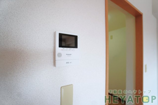 【セキュリティ】 | モニター付きドアホンで安心確認（同仕様写真）