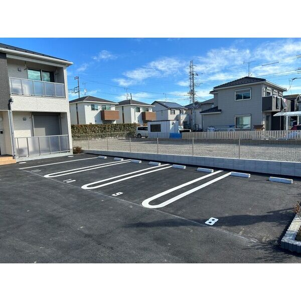 ラークスパーの駐車場|駐車スペースもあります