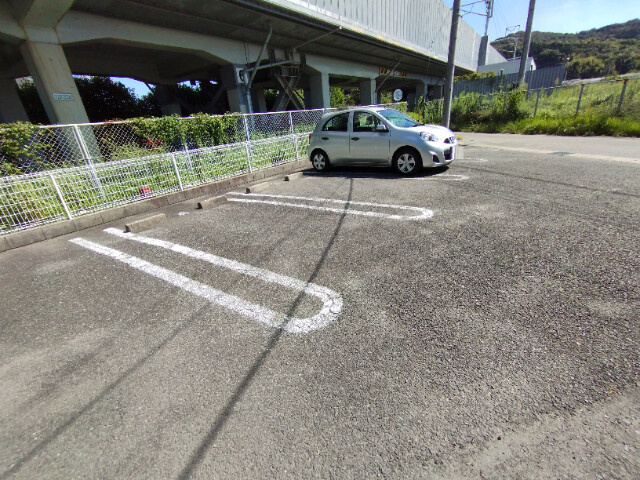 ウッドイン３番館の駐車場