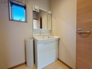 化粧品や洗顔料、歯ブラシなどの必需品をまとめて置ける収納スペースがあり、使用するたびに取り出す手間が省けます。また、水回りのため、濡れても大丈夫な素材が使用されており、お手入れが簡単です。