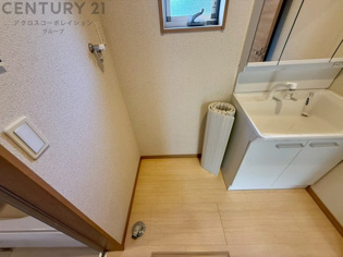 洗濯物の仕分け作業がしやすく、整理整頓が容易になります。洗濯音や湿気を他の部屋に持ち込まず、生活環境を快適に保ちます。上部を活用すれば収納スペースを確保でき洗剤や洗濯用品の整理もしやすくなります。