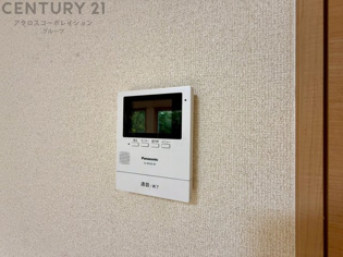 訪問者が来たときにテレビ画面で確認できるため、安心してドアを開けられます。録画機能があるものもあり、留守中に来訪者を記録しておくことができます。利便性が高く、セキュリティ面でも安心です。