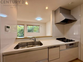 シンプルなデザインと使いやすさを兼ね備えた対面式システムキッチンは、効率的な作業スペースを提供し、家族やゲストとのコミュニケーションを促進します。