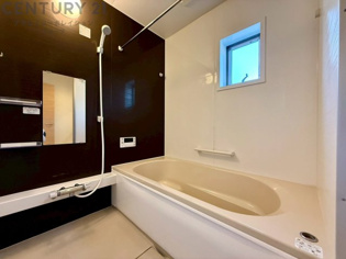 気密性と断熱性に優れ、外気の影響を受けにくく、浴室内の温度を一定に保ちやすいです。特に冬場は、暖房効率が高まり、快適なバスタイムを過ごせます。