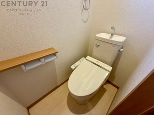 温水洗浄便座付トイレは温水洗浄機能により、暖かい水でおしりを洗浄することができ、冷たい水を使う従来の便座に比べ、温水洗浄機能で暖かいトイレを提供し、快適な使用を可能にします。