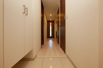 【玄関】 | ハビテ靱センターコート | 収納もある玄関です