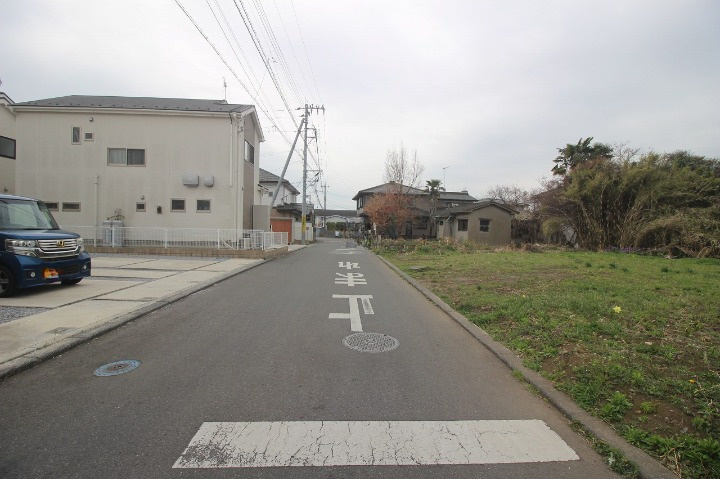 下野市小金井の前面道路含む現地写真|東側道路（2026年3月撮影）