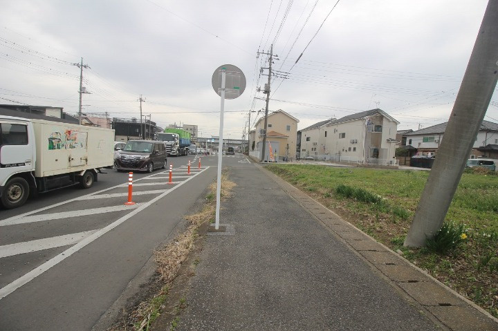 下野市小金井の前面道路含む現地写真|北側道路（2026年3月撮影）