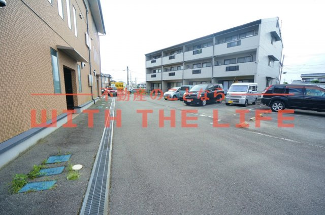 チャームビラⅡ【キャッシュバック対象物件】の駐車場|駐車場に車を止められます