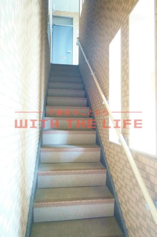 チャームビラⅡ【キャッシュバック対象物件】のロビー|ゆとりのあるロビーです