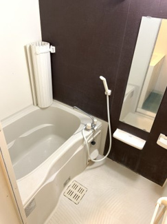 【浴室】 | T.T.Studio | 鏡や棚のある使いやすいお風呂