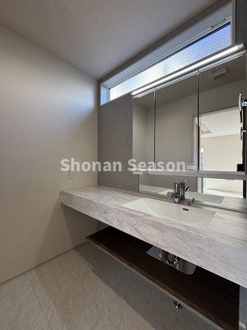 【独立洗面台】 | 幅の広い独立洗面台は、朝の混み合う時間帯もスムーズです♪