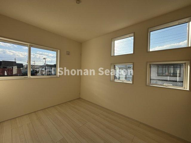 【洋室】 | 採光たっぷりで、室内は明るい空間が広がります☆