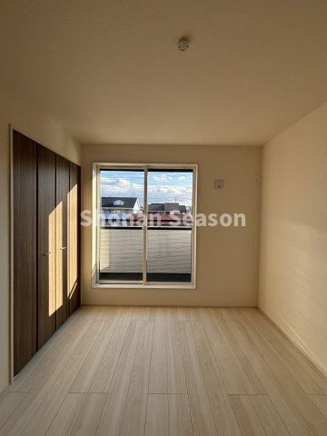 【洋室】 | 木の温もりを感じながら生活できる全室フローリング！
汚れもサッと拭き取れるのでお掃除の手間が省けそうですね♪