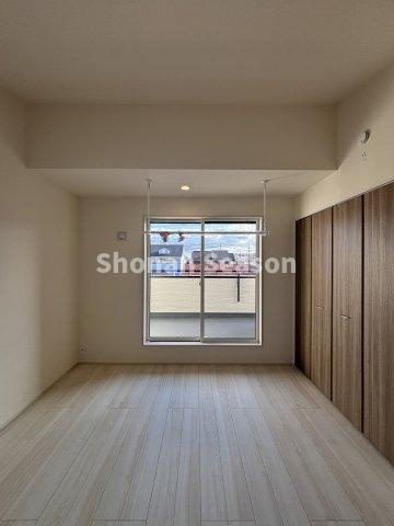 【洋室】 | 全室収納つきで、増えがちな衣類や季節家電なども、各部屋に収納でき便利ですよ。