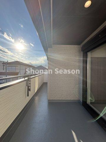 【バルコニー】 | 広々したバルコニーには洗濯物をたっぷり干すことができますよ◎